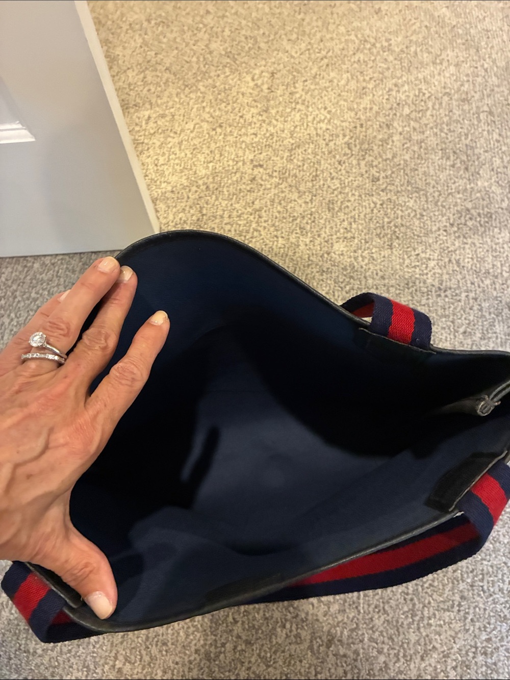 Excellent condition! Gucci tote navy/tan with navy/red straps - Picture 9 of 10